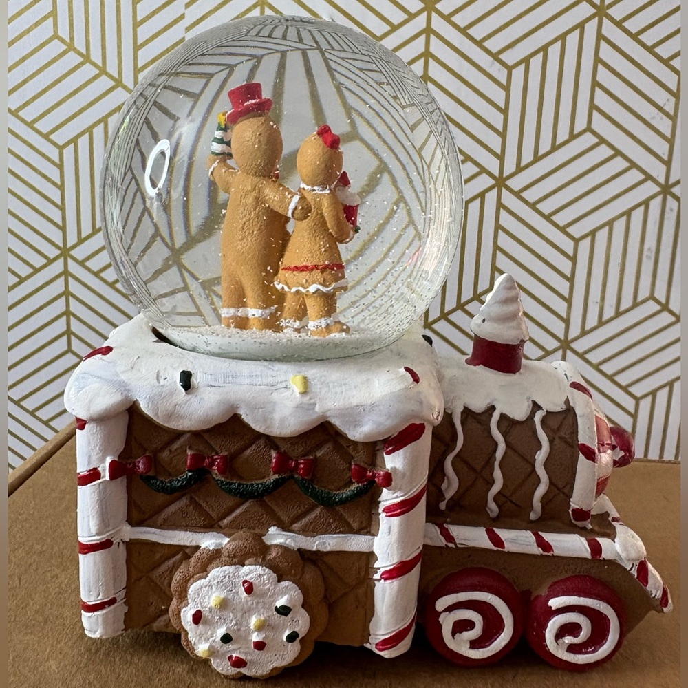 Gingerbread family Train Snow Globe - Picture 8 of 12